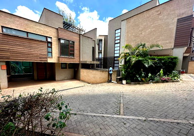 4BR Villa with Rooftop Terrace & DSQ - Lavington