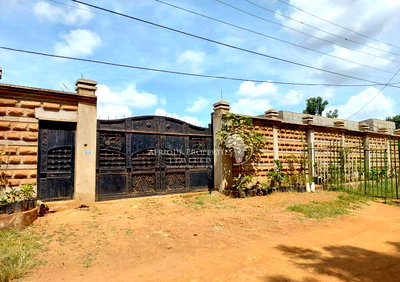 1/4 Acre Plot with 3BR Guest House - Membley