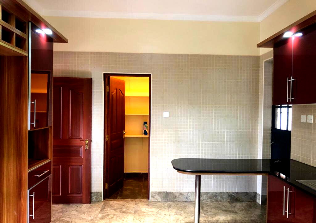 Waterfront 4BR Townhouse with DSQ & Own Compound - Mountain View