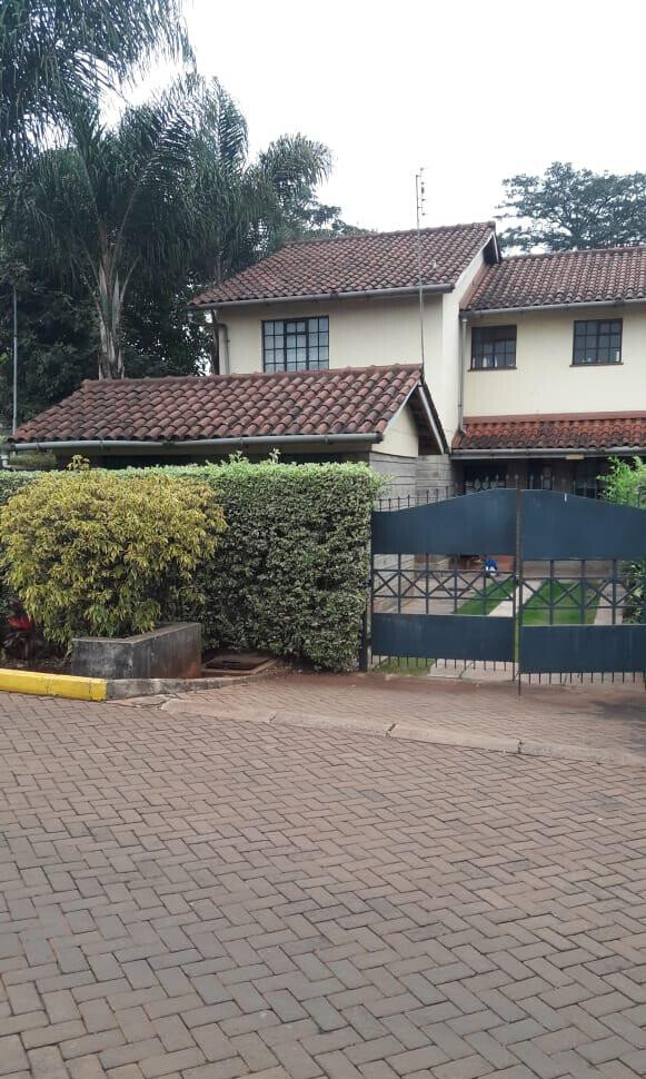 Waterfront 4BR Townhouse with DSQ & Own Compound - Mountain View