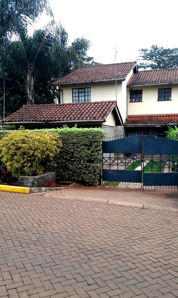 Waterfront 4BR Townhouse with DSQ & Own Compound - Mountain View