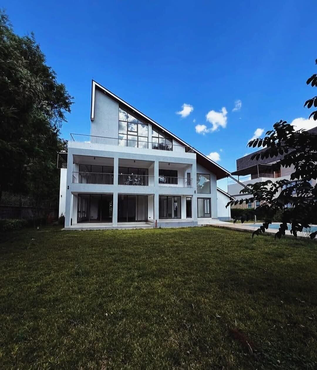 0.6-Acre 5BR Villa with Pool & Jacuzzi – Karen