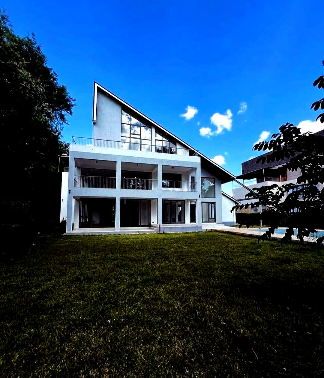 0.6-Acre 5BR Villa with Pool & Jacuzzi – Karen