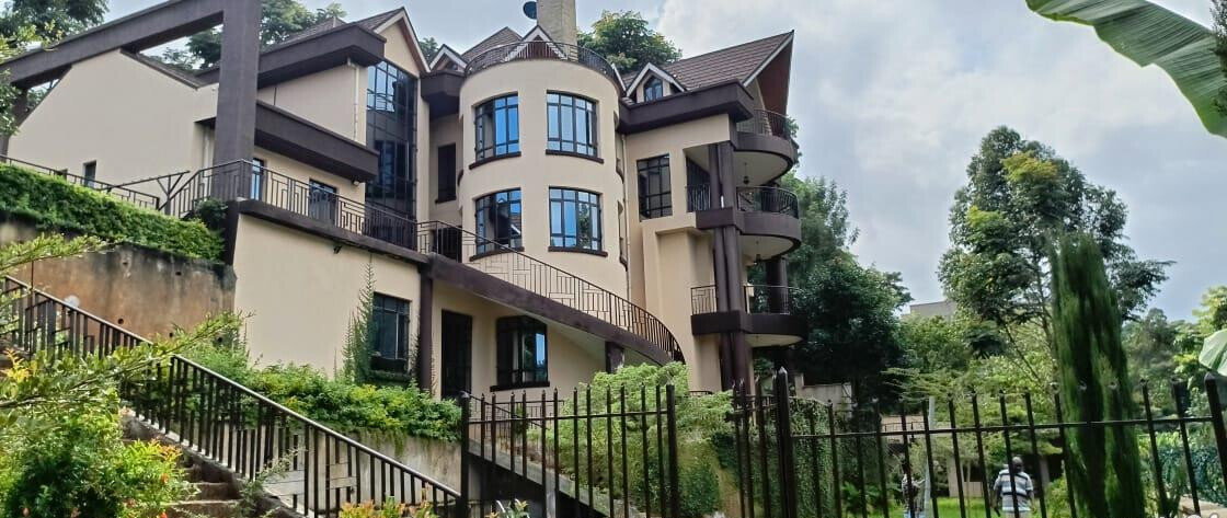 8-Ensuite Mansion with Forest Views & Pool - Nyari