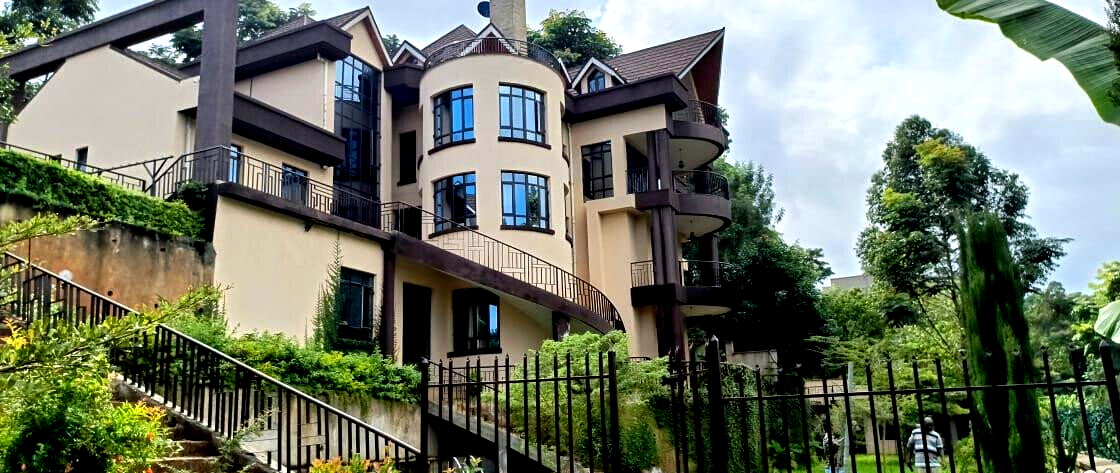 8-Ensuite Mansion with Forest Views & Pool - Nyari