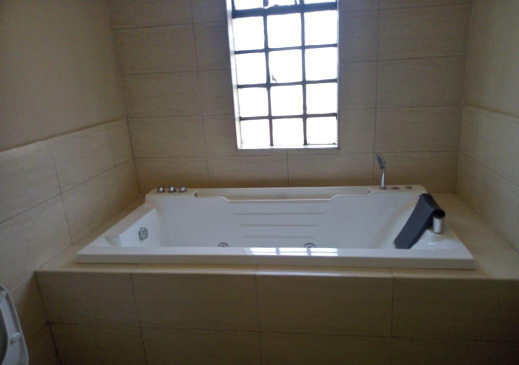 4BR Townhouse with Fireplace & Kitisuru Greens View