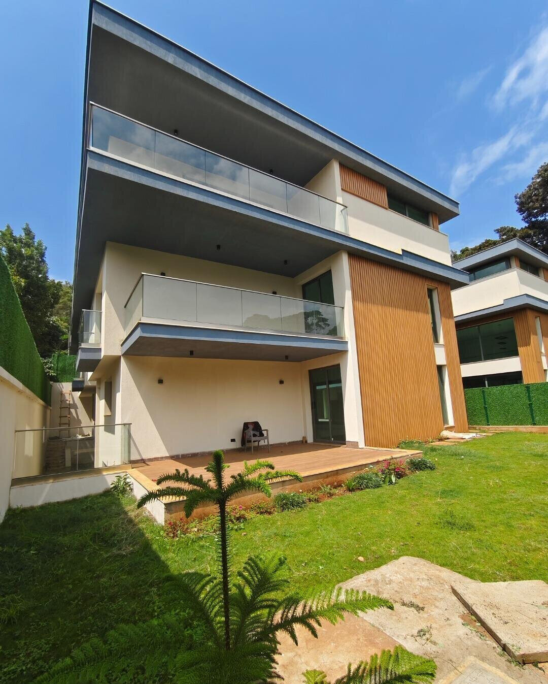 Corner Unit Townhouse with Private Garden & DSQ - Lavington