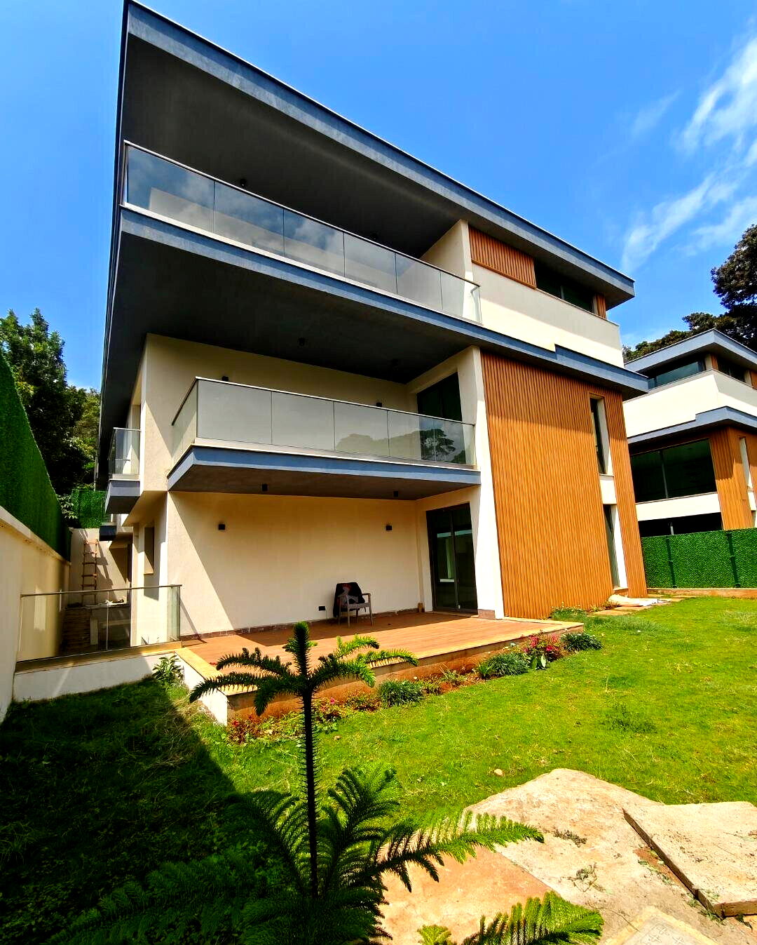 Corner Unit Townhouse with Private Garden & DSQ - Lavington
