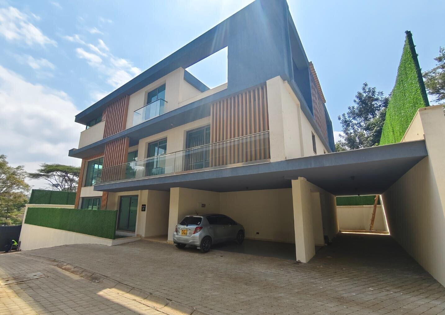 Corner Unit Townhouse with Private Garden & DSQ - Lavington