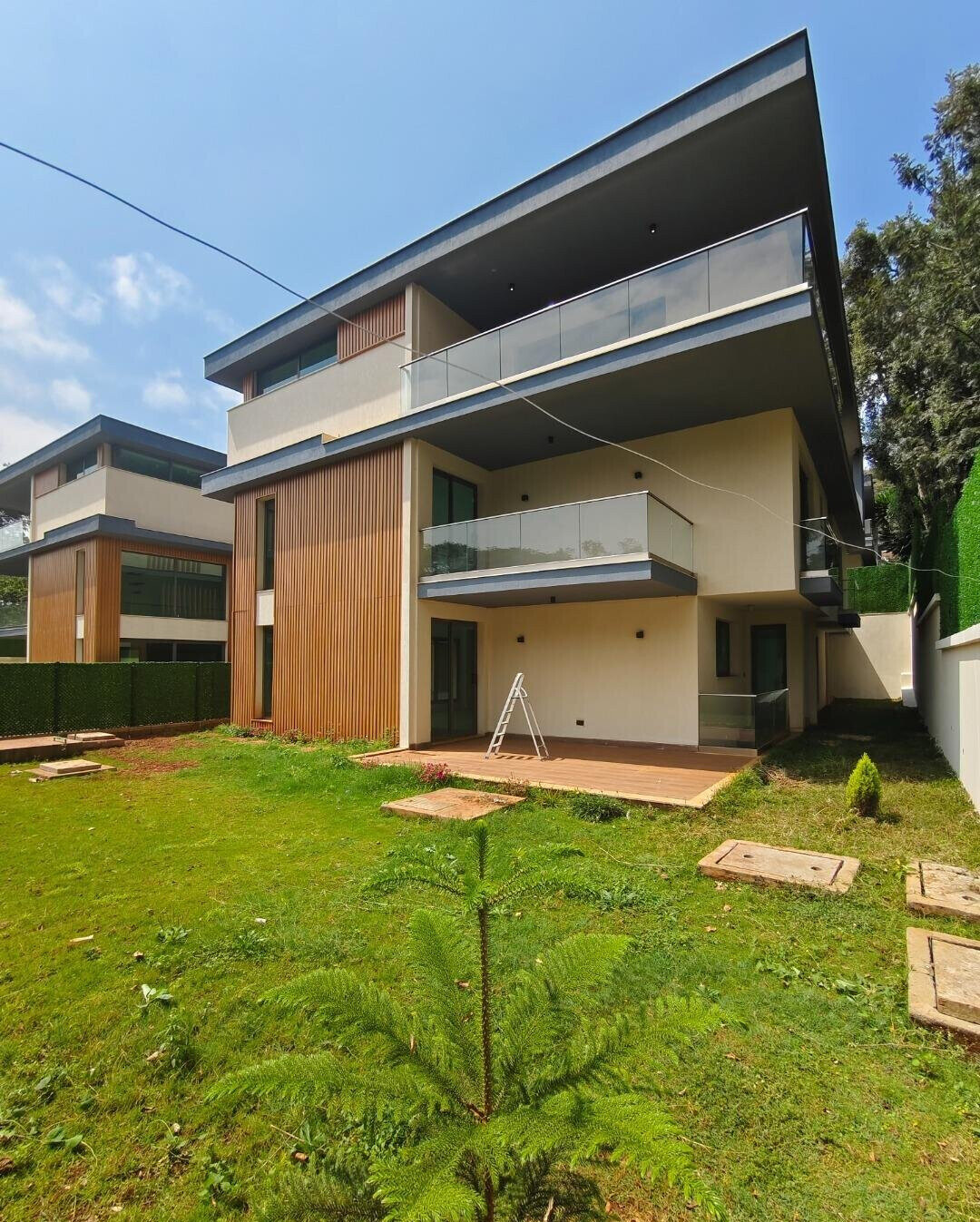 Corner Unit Townhouse with Private Garden & DSQ - Lavington