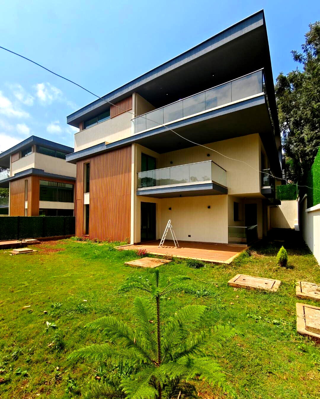 Corner Unit Townhouse with Private Garden & DSQ - Lavington