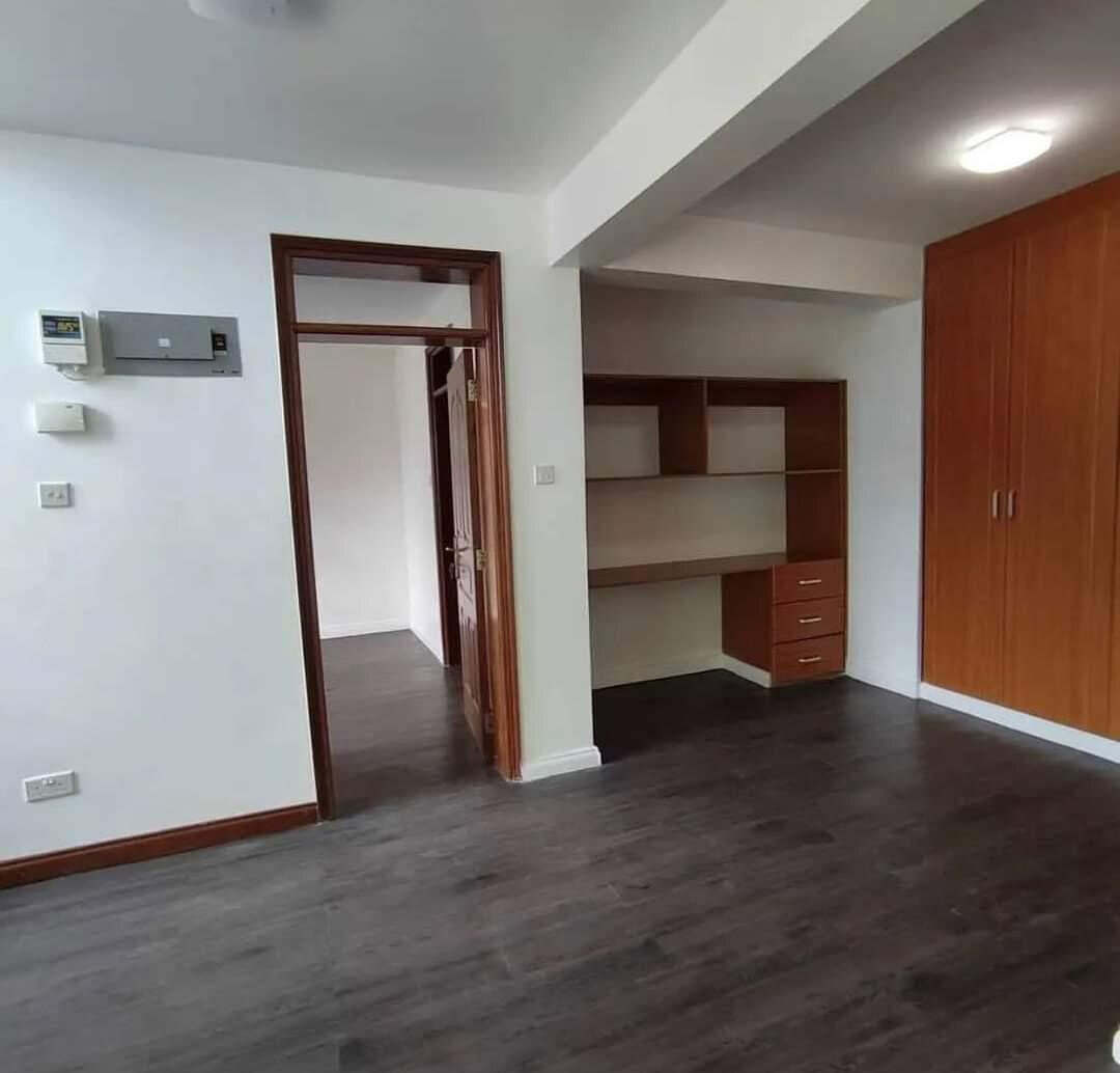 4BR Townhouse with Garden & Parking