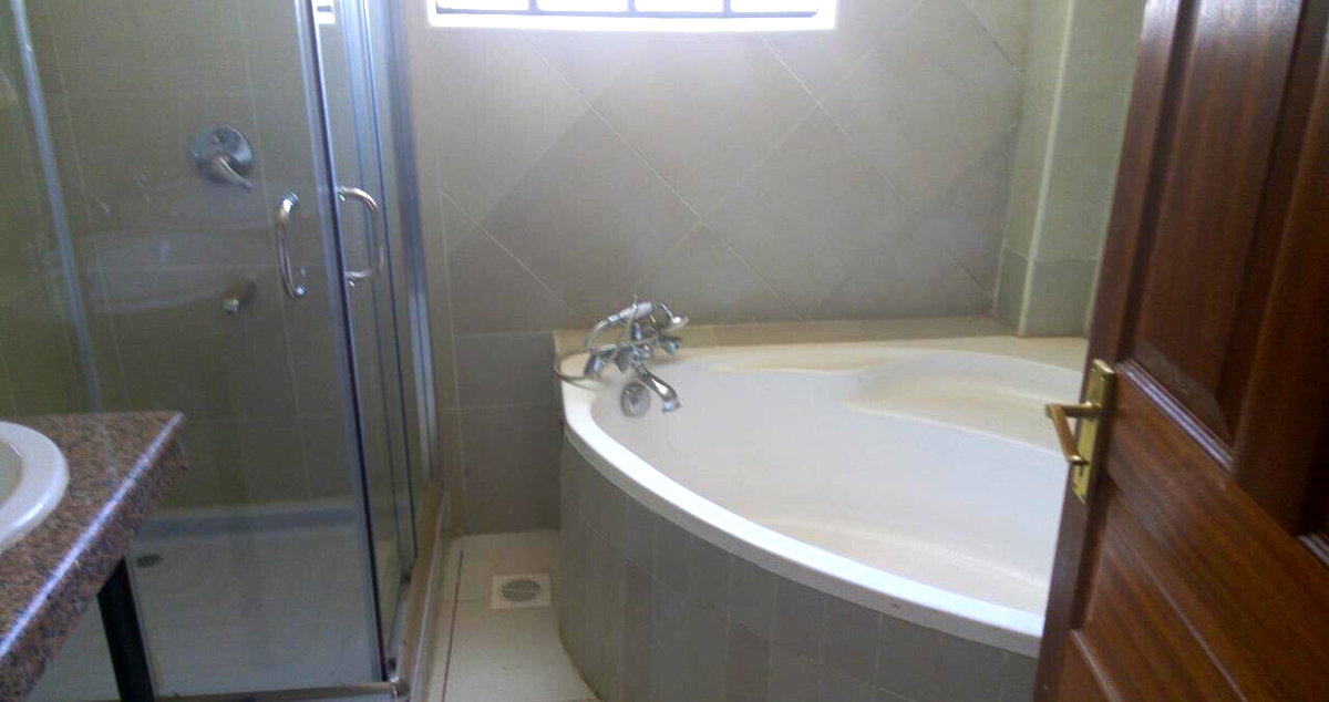 4BR Townhouse with DSQ & Mature Garden - Hurlingham