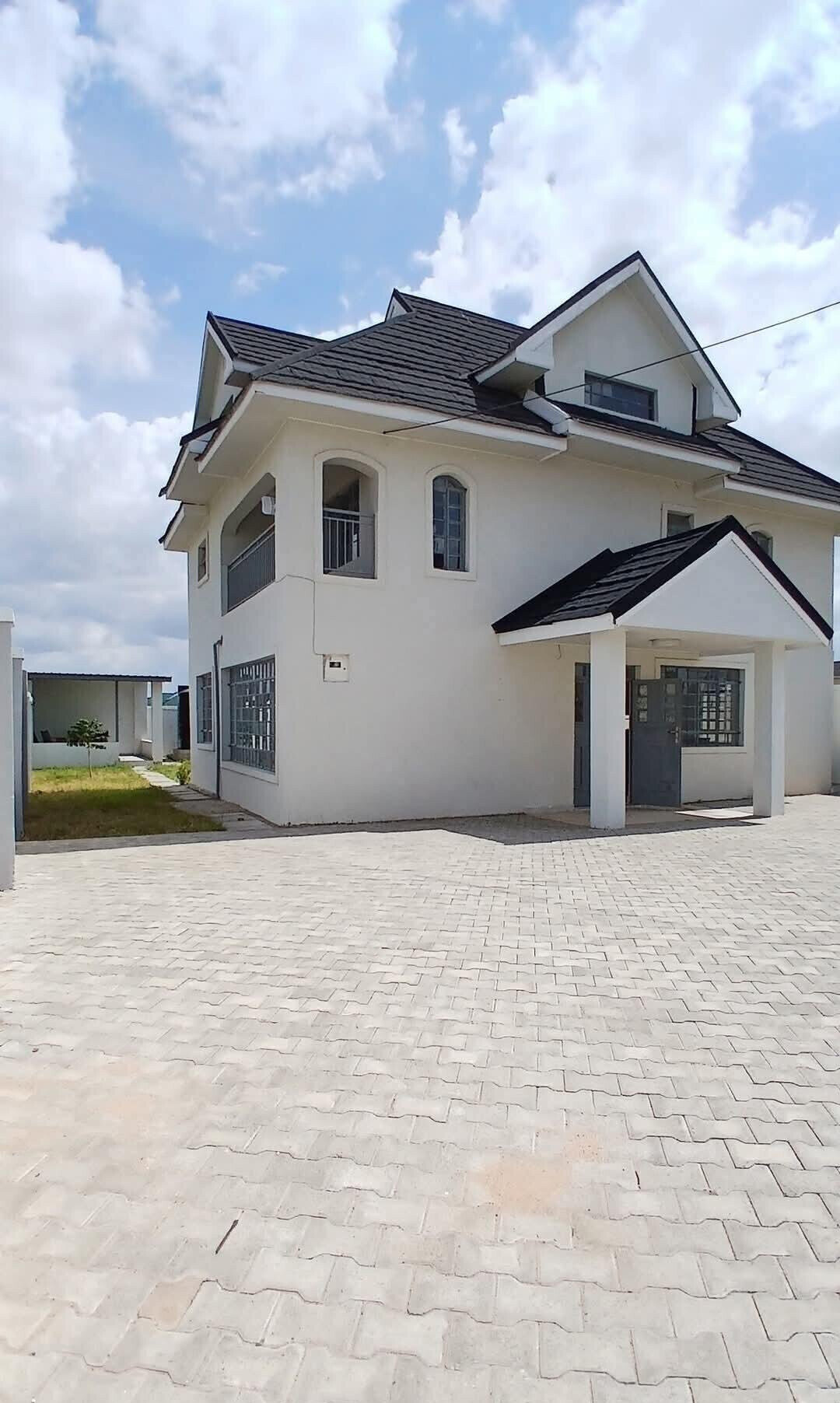 4BR Townhouse with DSQ & Ready Title Deed - Kitengela Gated Court