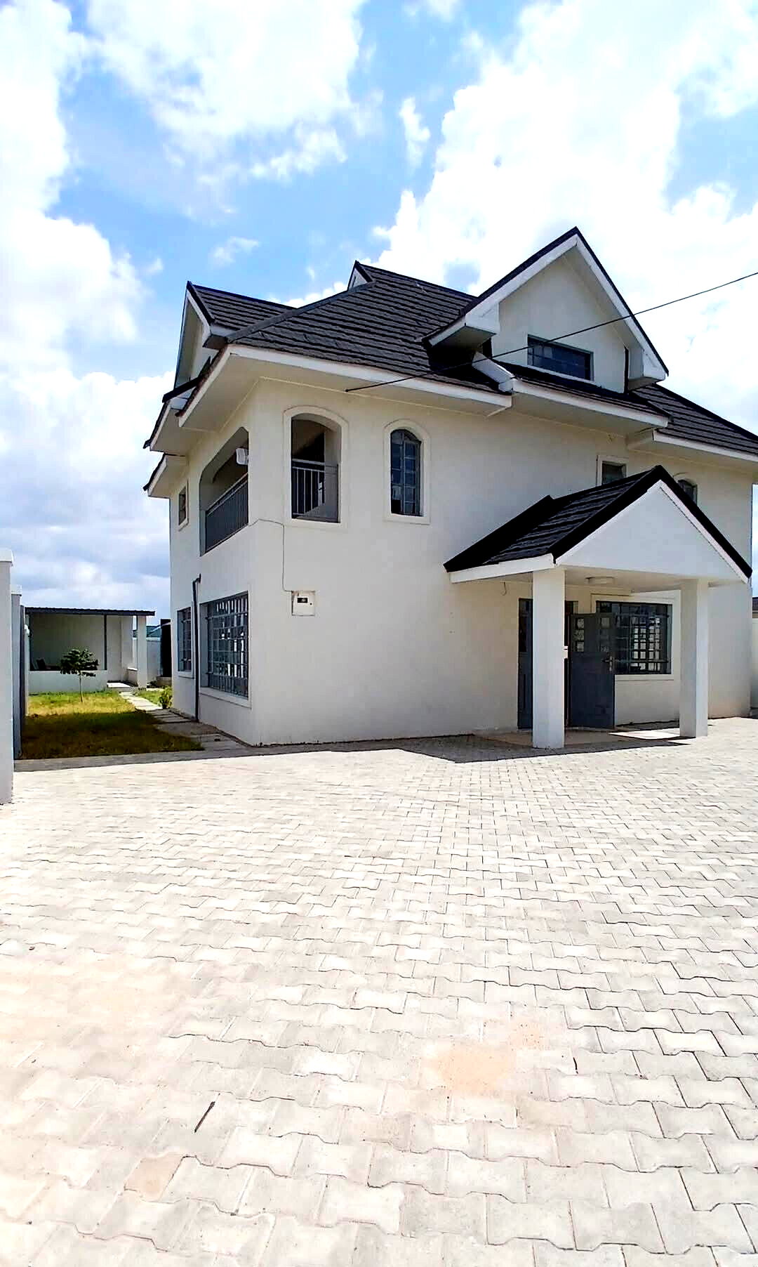 4BR Townhouse with DSQ & Ready Title Deed - Kitengela Gated Court