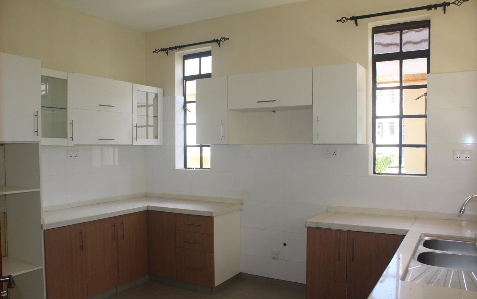 Modern 4BR All-Ensuite Villa with Gym & Pool - Runda