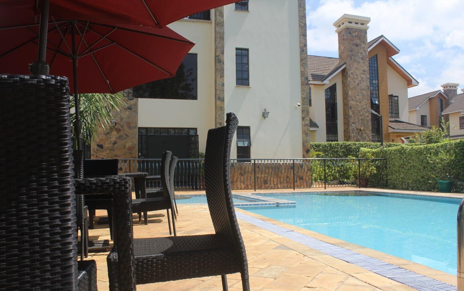 Modern 4BR All-Ensuite Villa with Gym & Pool - Runda