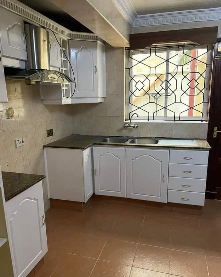 5-Ensuite Townhouse with Natural Light - Valley Arcade, Lavington