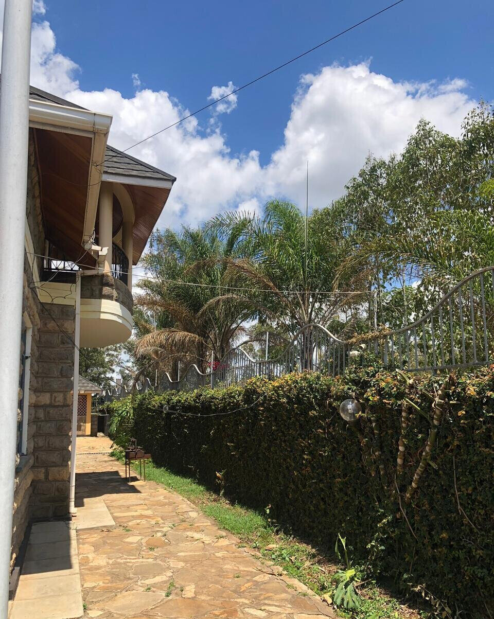 5-Bed Townhouse with Pool in Fairacres – Karen