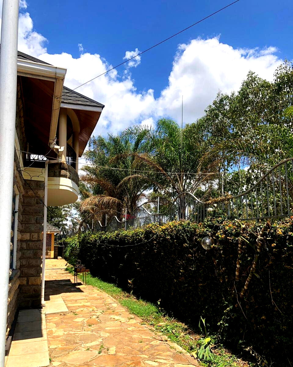 5-Bed Townhouse with Pool in Fairacres – Karen