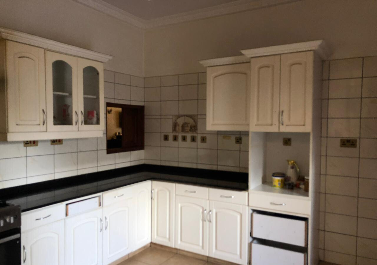 5-Bed Townhouse with Pool in Fairacres – Karen