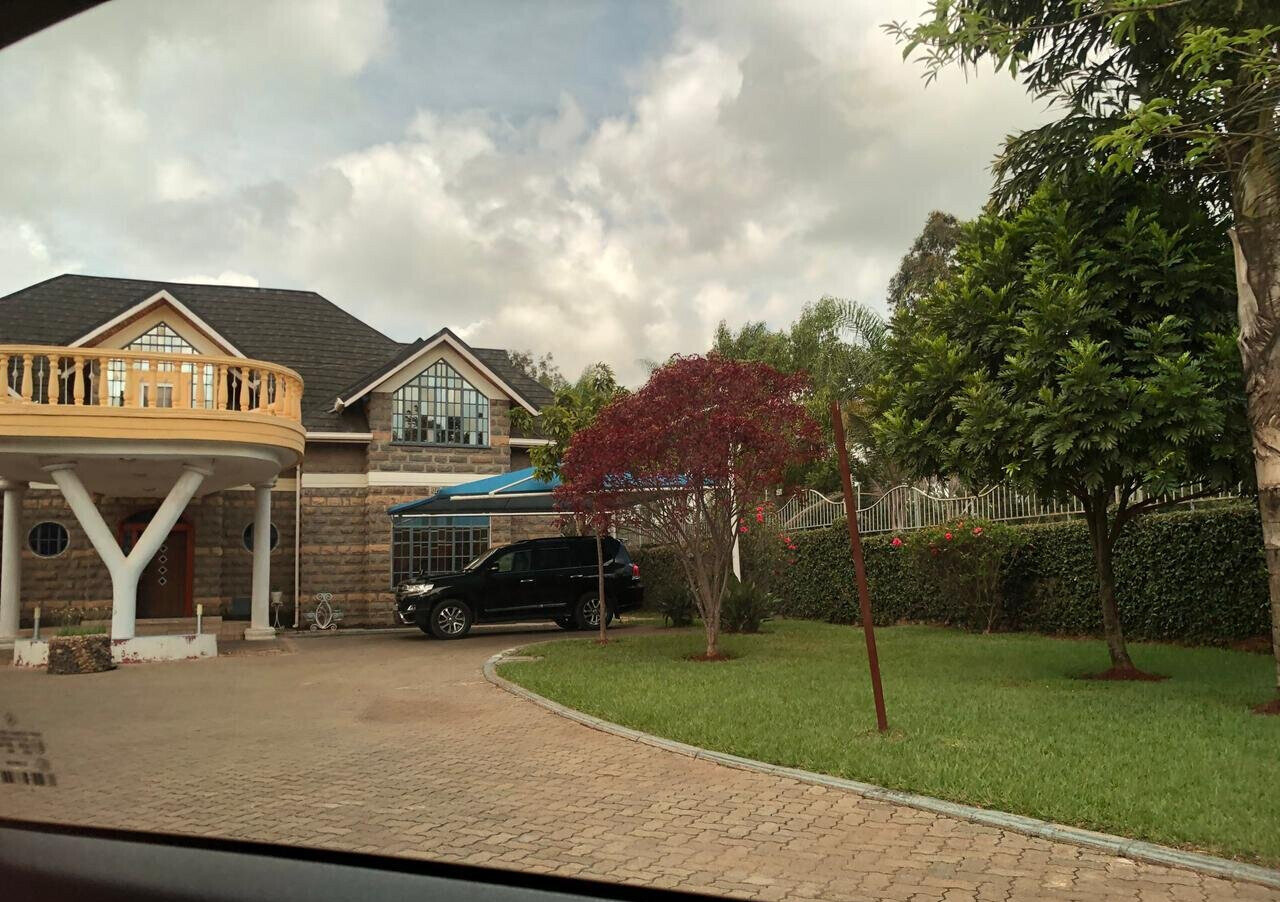5-Bed Townhouse with Pool in Fairacres – Karen