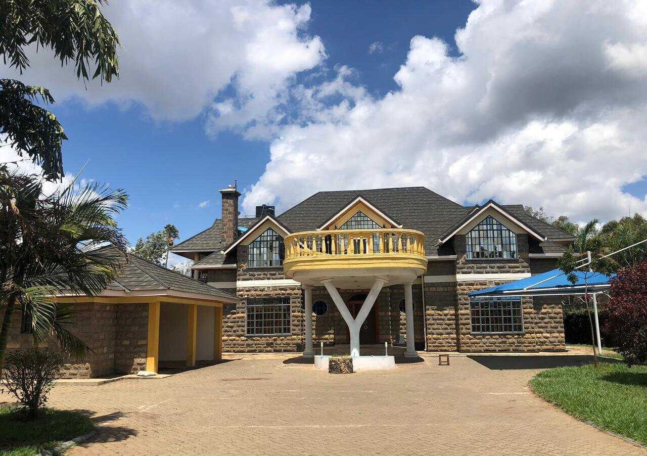 5-Bed Townhouse with Pool in Fairacres – Karen