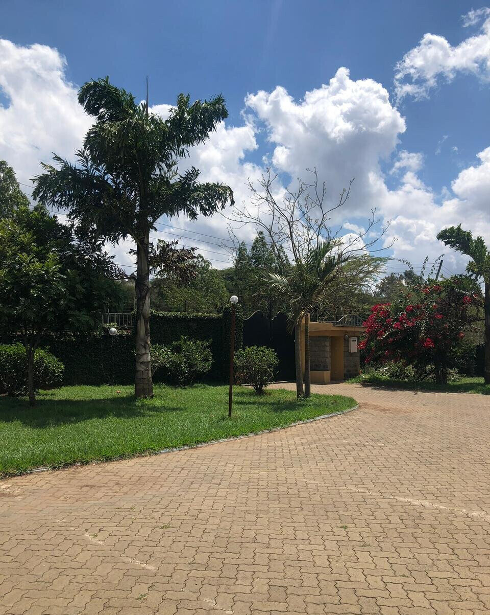 5-Bed Townhouse with Pool in Fairacres – Karen