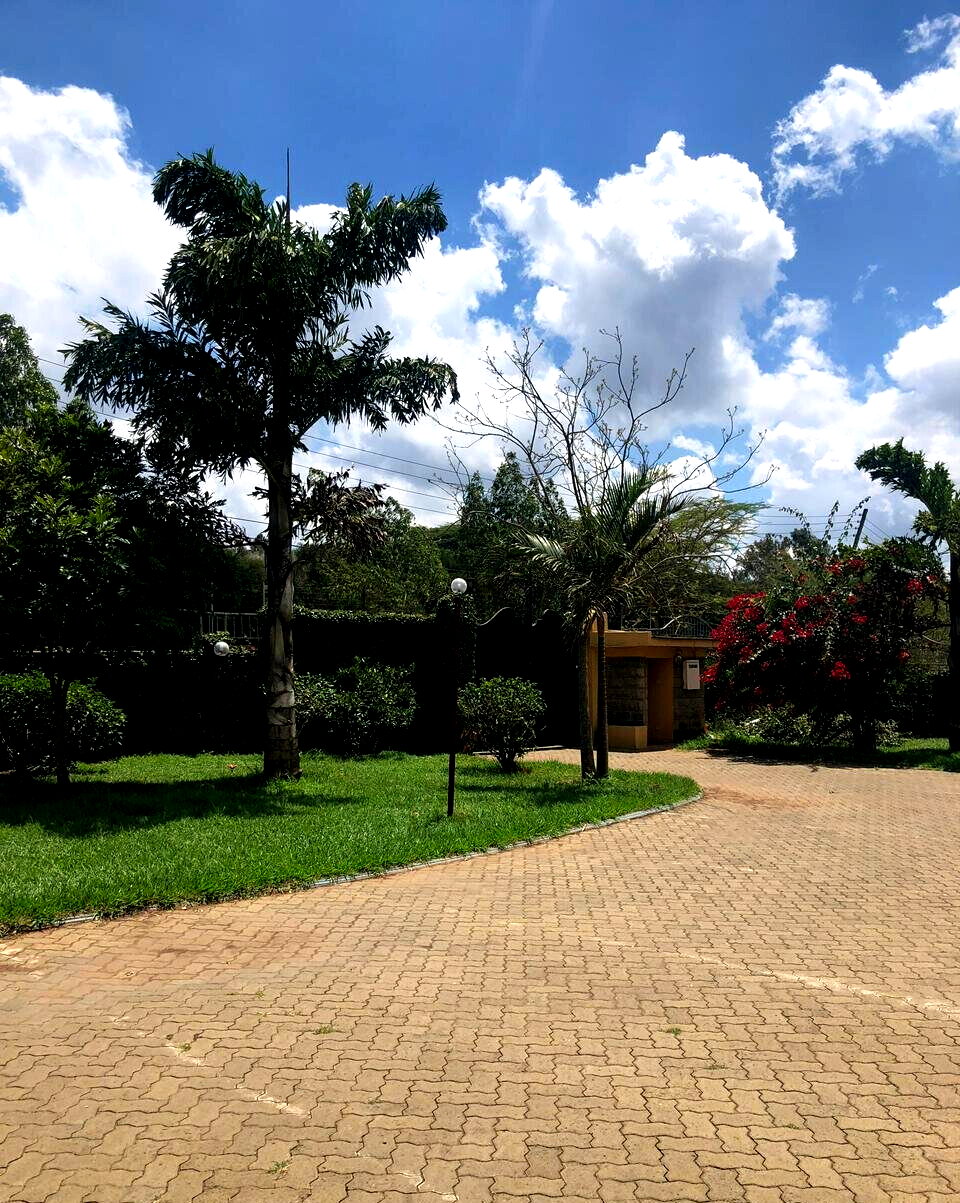 5-Bed Townhouse with Pool in Fairacres – Karen