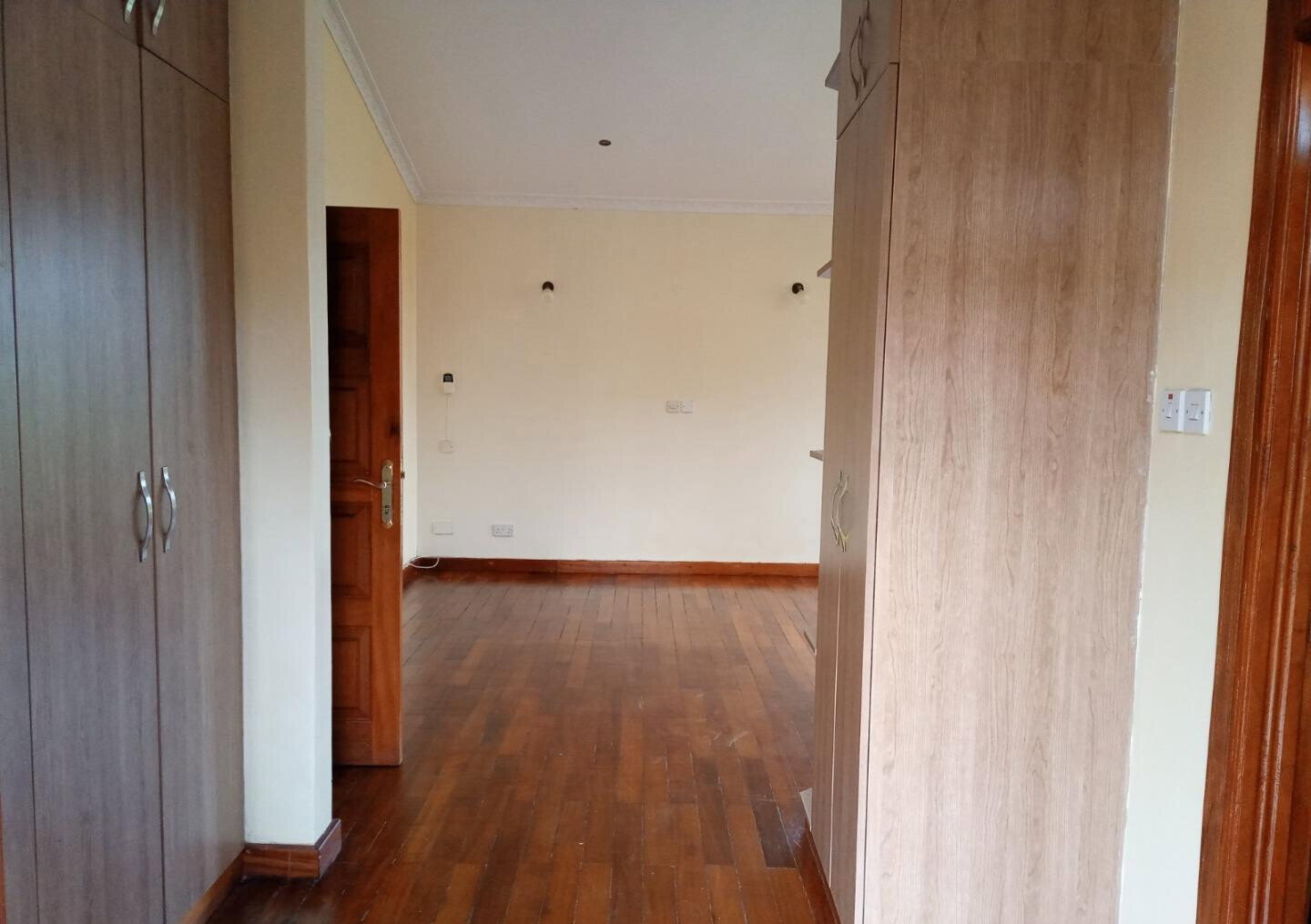 5-Ensuite Townhouse with DSQ on Half-Acre – Karen