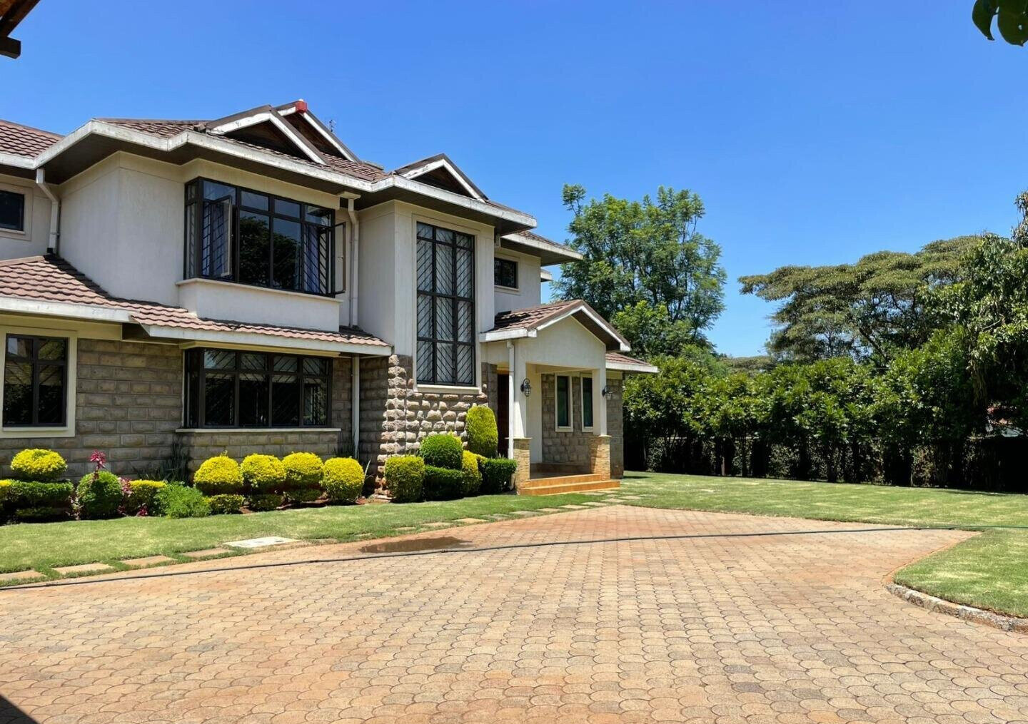 4-Ensuite Townhouse with Pool & Private Garden – Karen