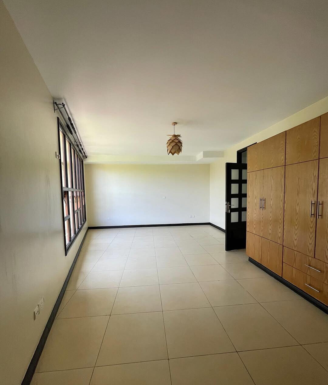 5-Ensuite Villa with Sunken Lounge & Man-Made Dam – Karen
