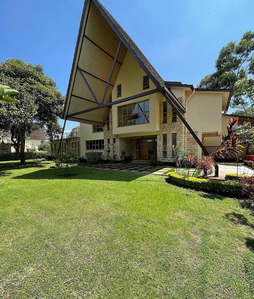 5-Ensuite Villa with Sunken Lounge & Man-Made Dam – Karen