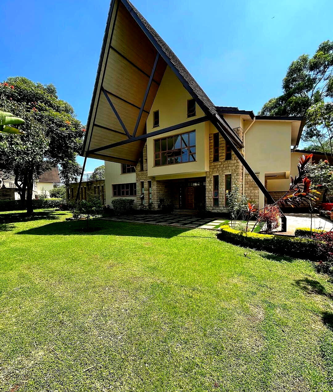 5-Ensuite Villa with Sunken Lounge & Man-Made Dam – Karen