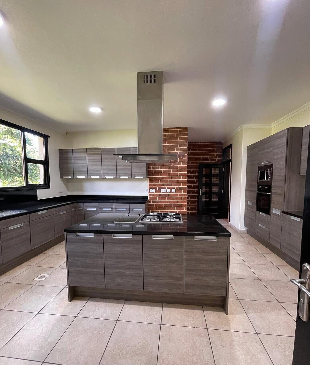 5-Ensuite Villa with Sunken Lounge & Man-Made Dam – Karen