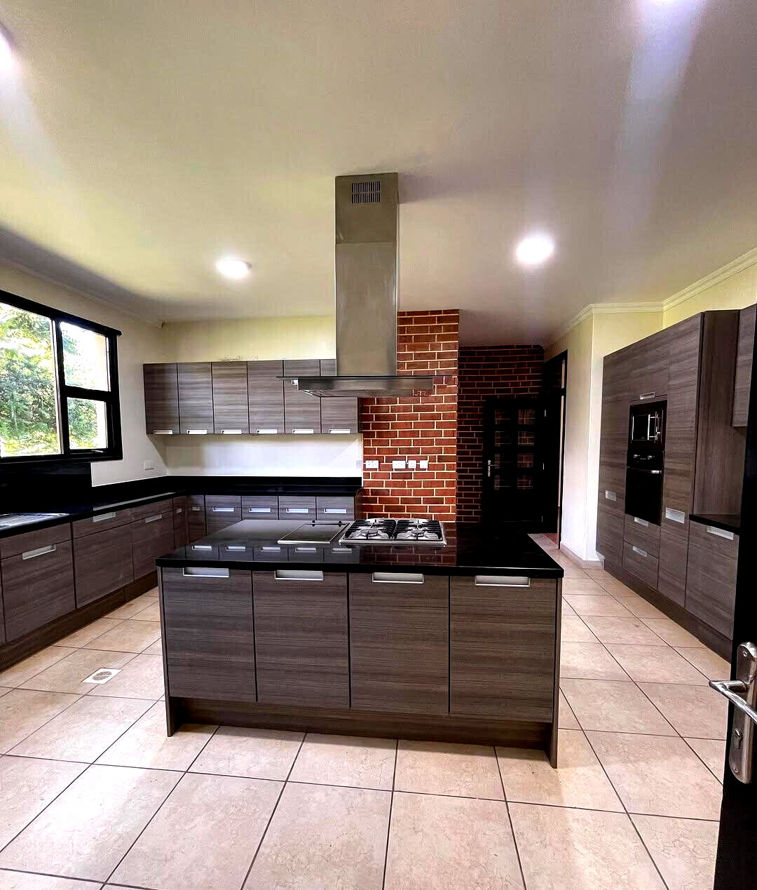 5-Ensuite Villa with Sunken Lounge & Man-Made Dam – Karen