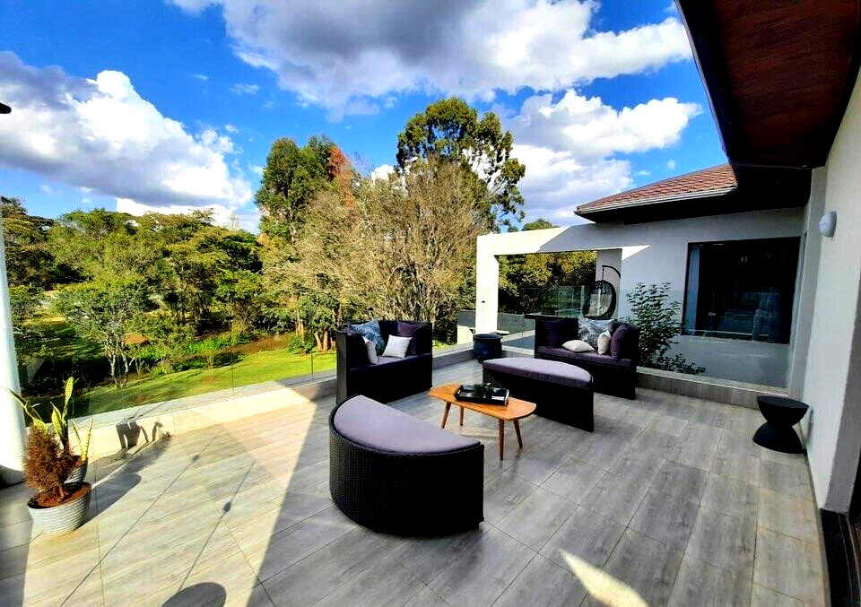 5-Ensuite Townhouse with Fireplaces & Forest Views – Karen