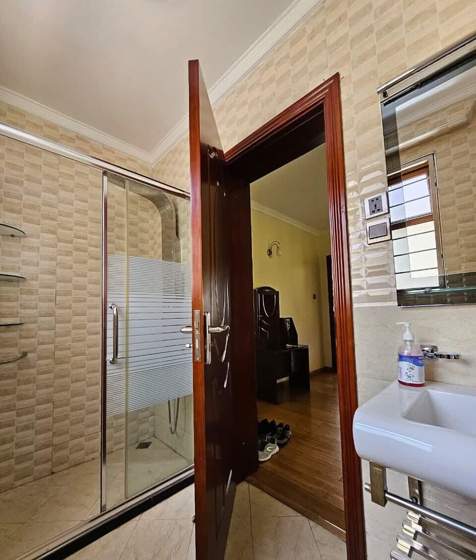 Pet-Friendly 5BR Townhouse with DSQ & Private Garden - Lavington