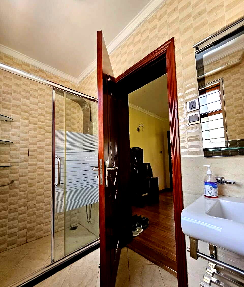 Pet-Friendly 5BR Townhouse with DSQ & Private Garden - Lavington