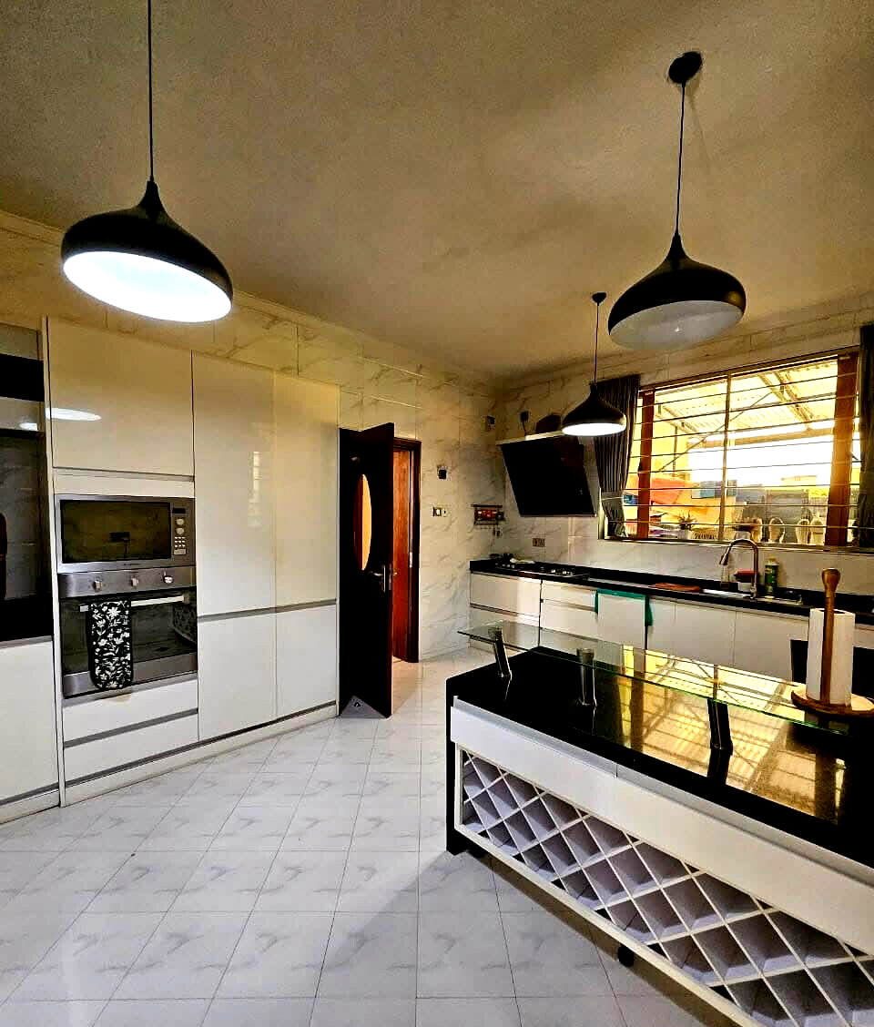 Pet-Friendly 5BR Townhouse with DSQ & Private Garden - Lavington