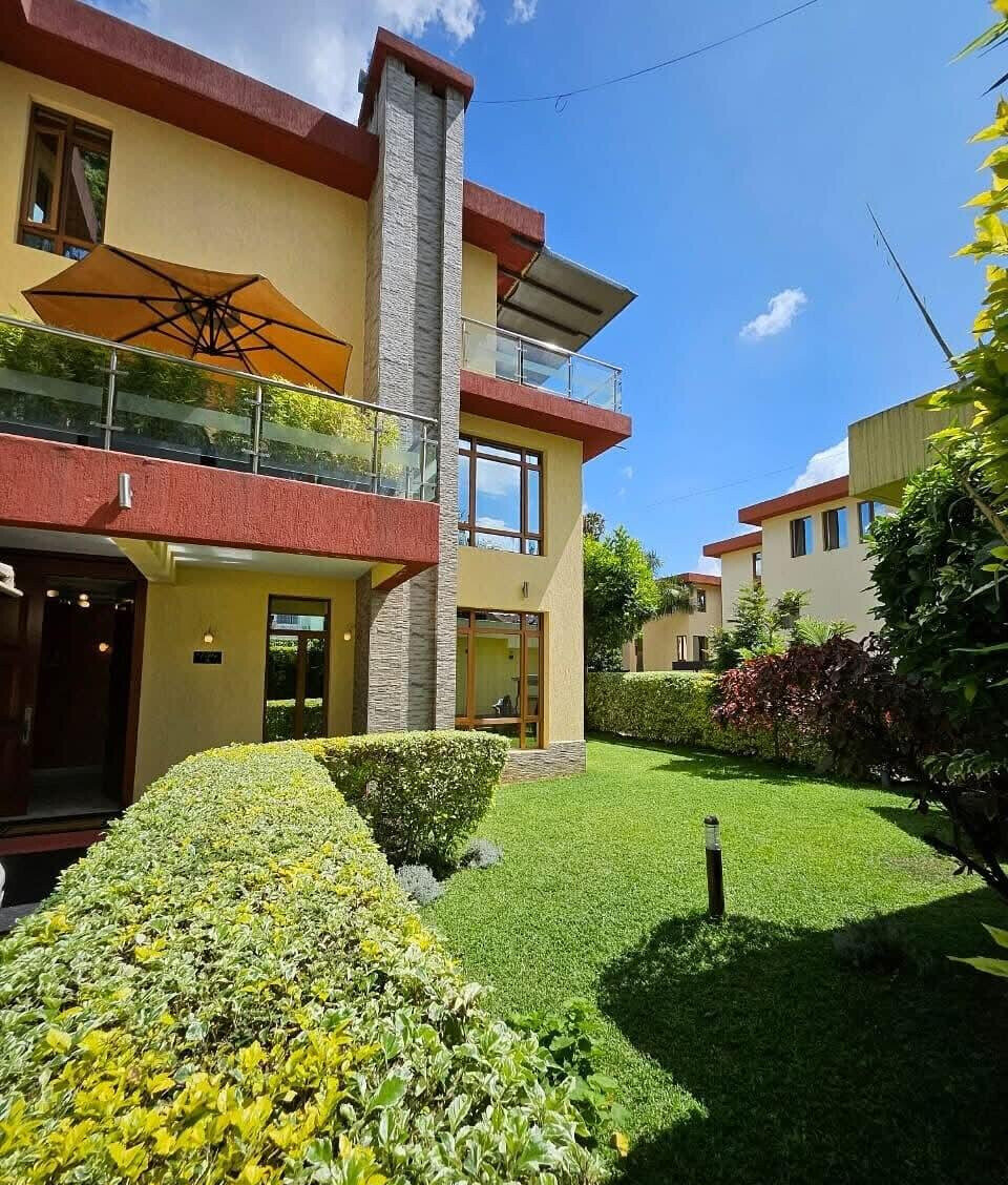 Pet-Friendly 5BR Townhouse with DSQ & Private Garden - Lavington