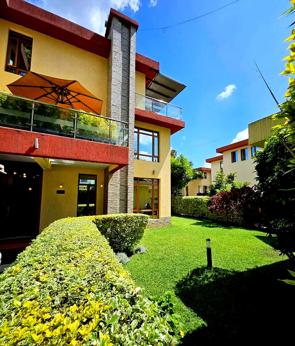 Pet-Friendly 5BR Townhouse with DSQ & Private Garden - Lavington