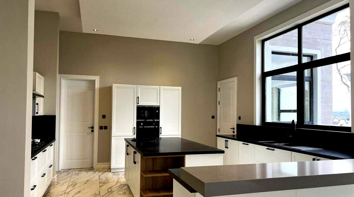4-Ensuite Villa with DSQ & Heated Pool Access - Loresho