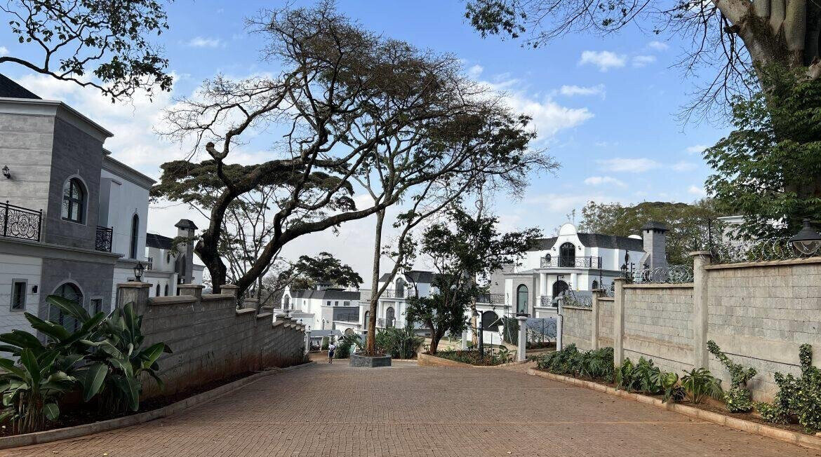 4-Ensuite Villa with DSQ & Heated Pool Access - Loresho