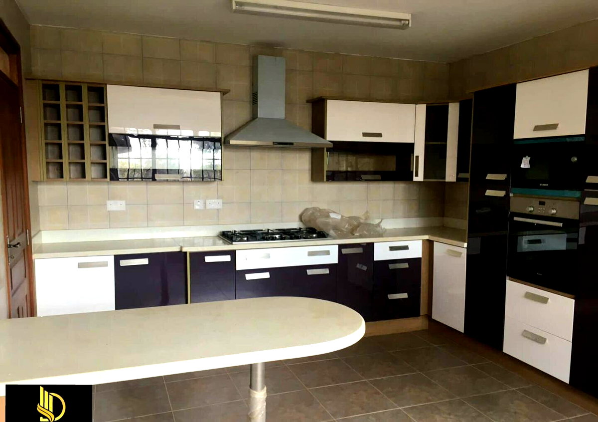 4-Ensuite Maisonette with Sunken Lounge & BBQ – Karen Kerarapon