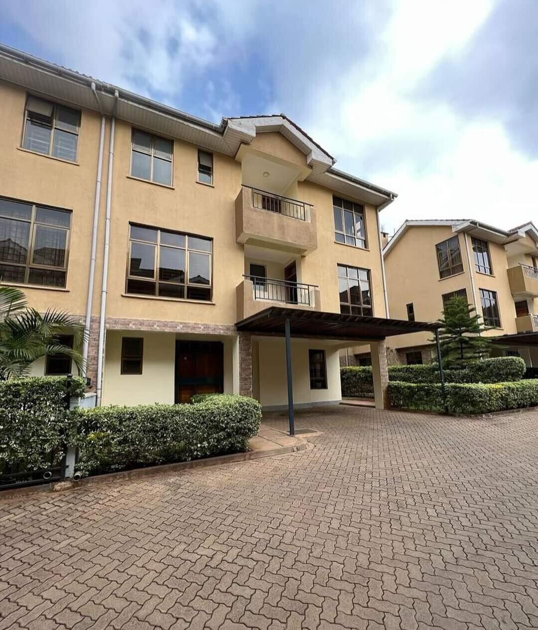 Spacious 5-Bed Townhouse with Pool & DSQ - Lavington