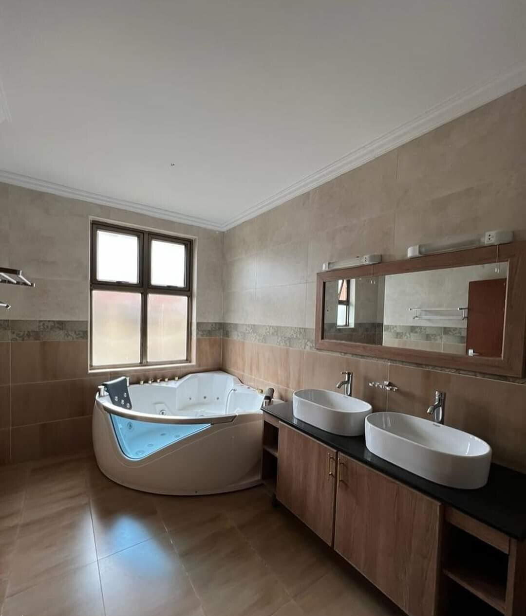 Spacious 5-Bed Townhouse with Pool & DSQ - Lavington