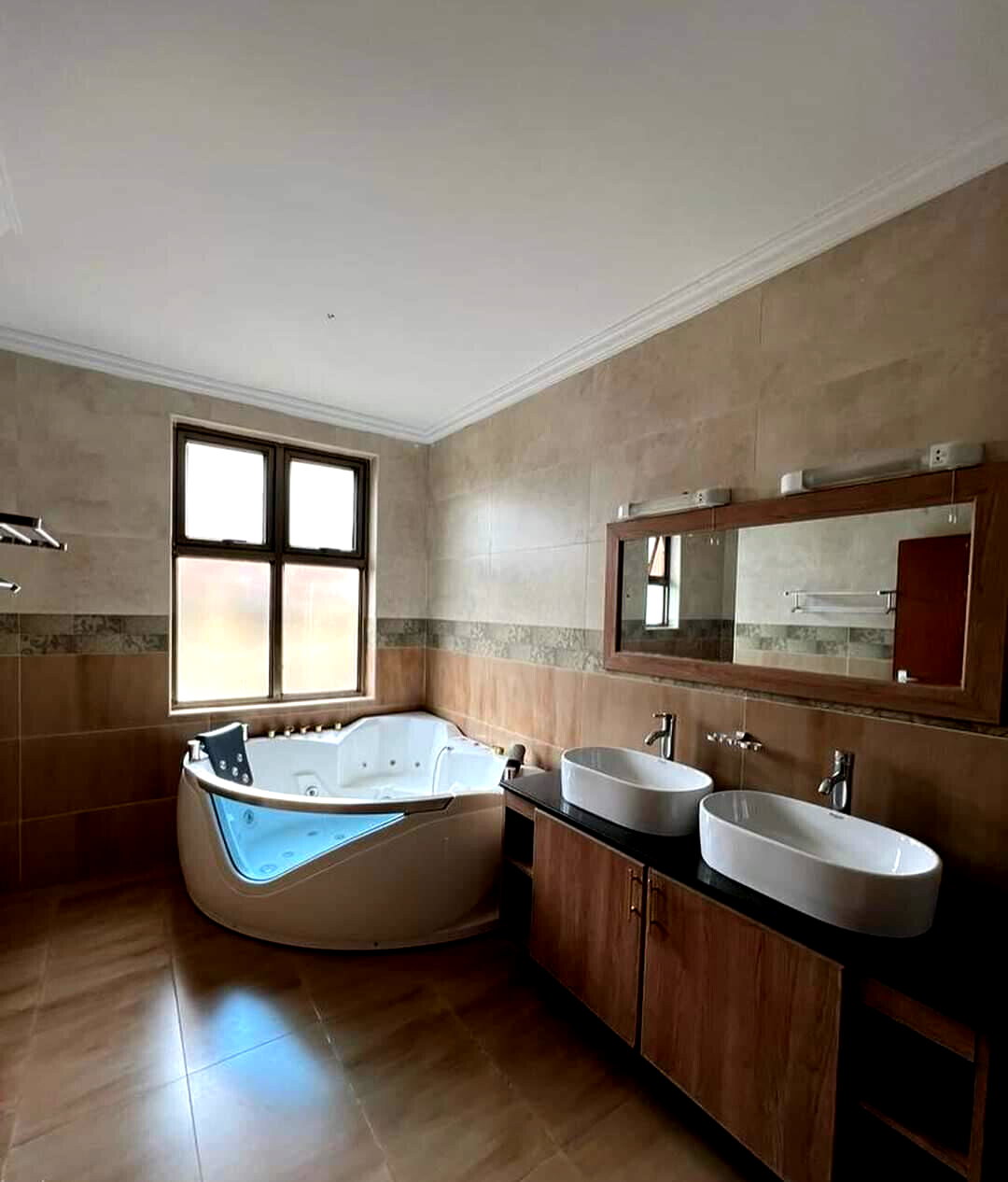 Spacious 5-Bed Townhouse with Pool & DSQ - Lavington