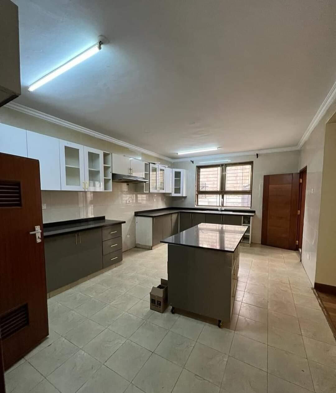 Spacious 5-Bed Townhouse with Pool & DSQ - Lavington
