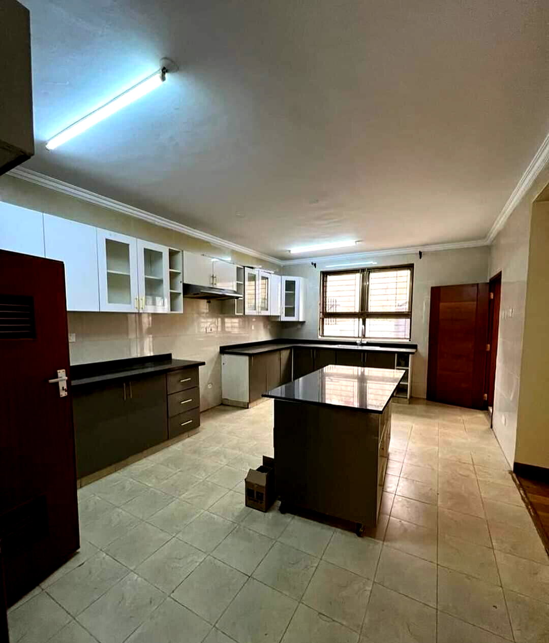 Spacious 5-Bed Townhouse with Pool & DSQ - Lavington
